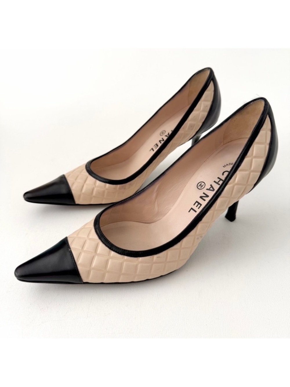CHANEL‎ || Beige Quilted Leather Black Cap Toe Pointed Pumps Heels EU 37
